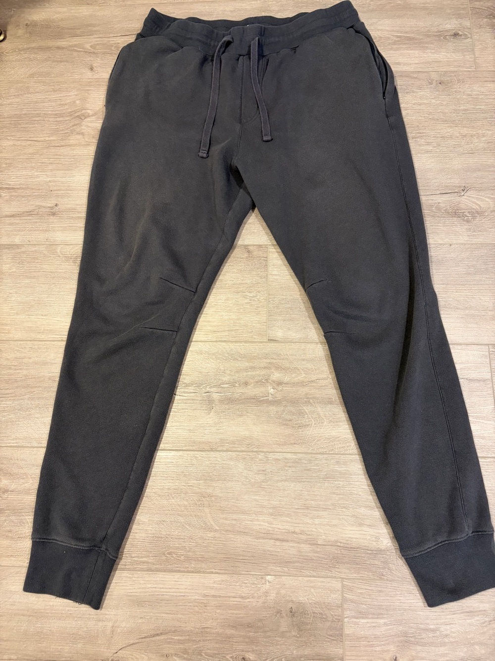 Men’s ALO gray joggers